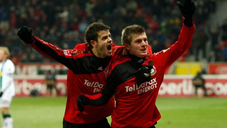 Toni Kroos (r.) steuerte zwei Tore zum Leverkusener Sieg bei.