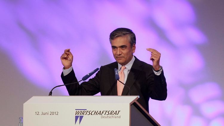 Große Geste, rosiger Hintergrund. Dennoch hat Anshu Jain sein Publikum noch nicht ganz im Griff. 
