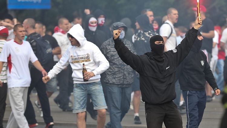 Hooligans lieferten sich auf Warschaus Straßen Prügeleien.