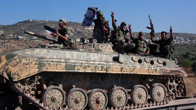 Syrische Soldaten unterwegs nahe Hama.