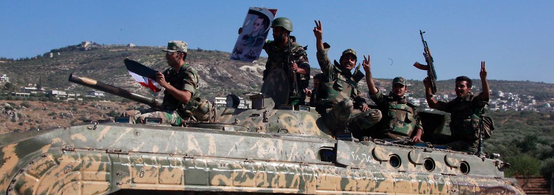 Syrische Soldaten unterwegs nahe Hama.