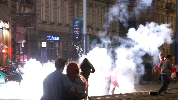 Die Polizei setzt Wasserwerfer und Tränengas ein.