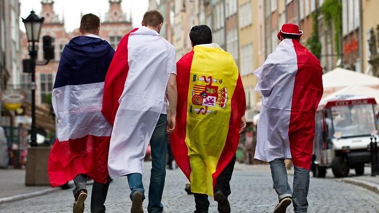 Fußball-Fans mit den Flaggen von Polen, Frankreich und Spanien in Danzig.