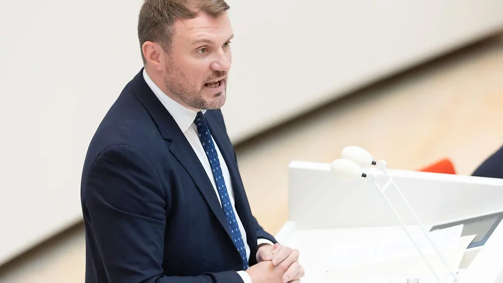 Brandenburgs-Wirtschaftsminister-Daniel-Keller-SPD-haelt-Stabilitaet-und-Weltoffenheit-fuer-wichtig-fuer-die-Unternehmen