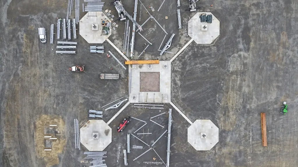 In-der-brandenburgischen-Lausitz-beginnt-der-Hochbau-eines-mehr-als-350-Meter-hohen-Windrads
