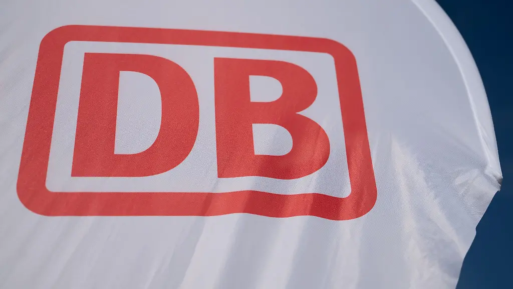 Das-neue-Empfangsgebaeude-am-Bahnhof-Bitterfeld-wurde-nach-jahrelanger-Planung-nun-eroeffnet