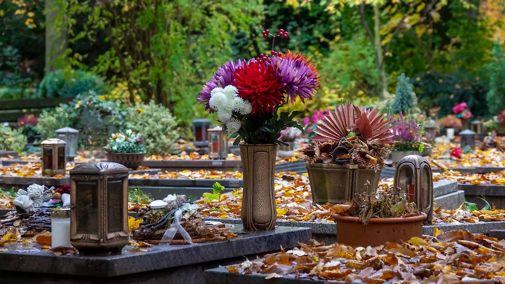 In-monatelanger-Kleinarbeit-hat-die-Polizei-eine-Serie-von-ueber-hundert-Metall-Diebstaehlen-auf-Friedhoefen-in-den-Kreisen-Euskirchen-Rhein-Erft-und-Rhein-Sieg-aufgeklaert