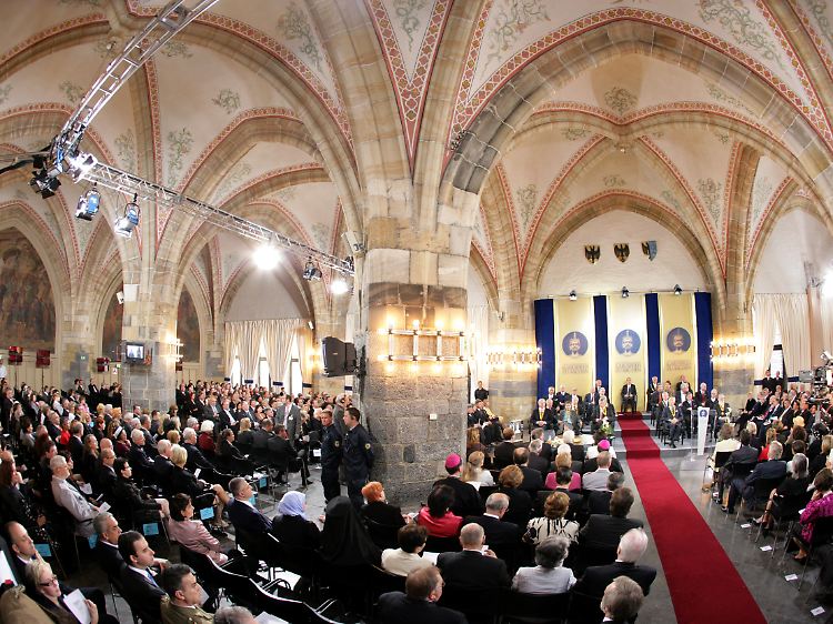 Blick in den festlich geschmückten Krönungssaal.