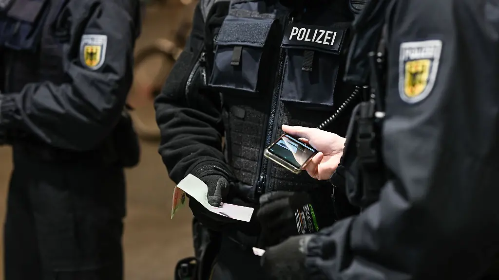 Der-Streit-des-Ehepaars-im-Bremer-Hauptbahnhof-war-so-laut-dass-Bundespolizisten-eingriffen