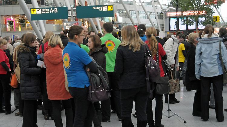 Warten und Unsicherheit stellen sich am Flughafen ein.