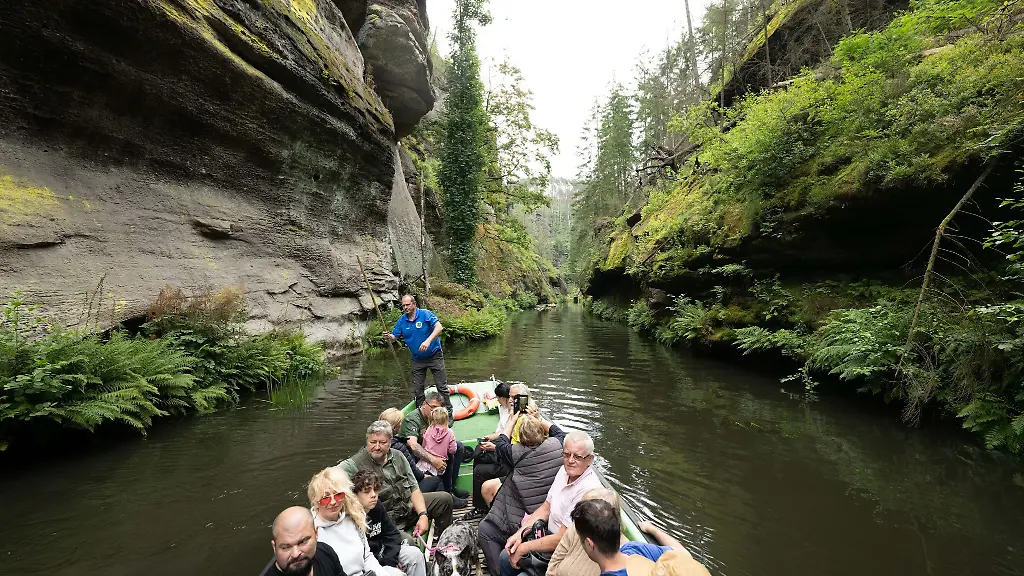 Der-Natur-ganz-nah-Auch-Kahnfahrten-fuer-Touristen-gibt-es-jetzt-wieder-in-der-Edmundsklamm