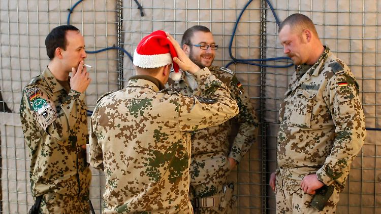 Die deutschen Soldaten sind schon ein wenig in Weihnachtsstimmung.