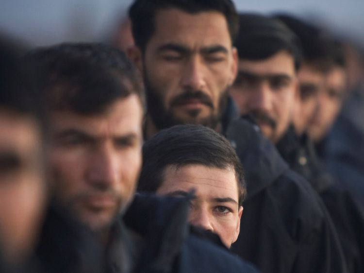 Afghanen melden sich zur Polizeiausbildung.