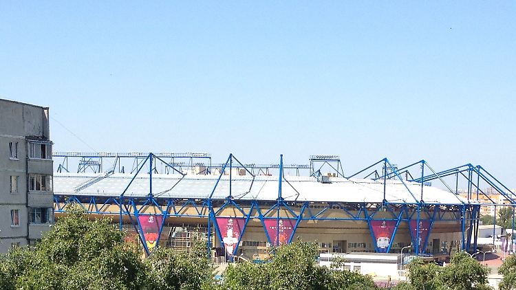 Blick aus Elonikas Wohnung auf das Stadion.