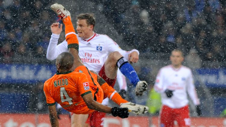 Das Spiel war umkämpft, aber nicht hochklassig. Hier klärt Naldo artistisch vor Hamburgs Marcell Jansen.