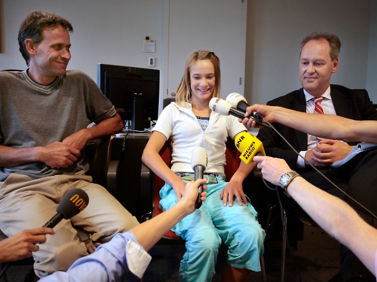 Laura Dekker im Sommer im Gericht von Utrecht. Links ihr Vater Dick Dekker, rechts ihr Anwalt Peter de Lange.