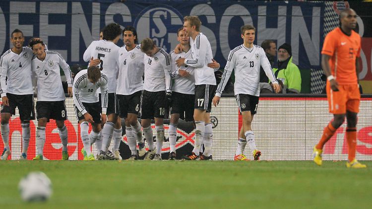 Auch bei der EM wollen die Deutschen Spieler gegen die Niederlande jubeln, so wie bei der 3:0-Gala im November 2011.