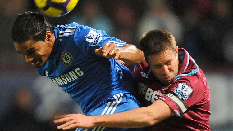 Florent Malouda versucht den Ball gegen West Hams Matthew Upson zu behaupten.