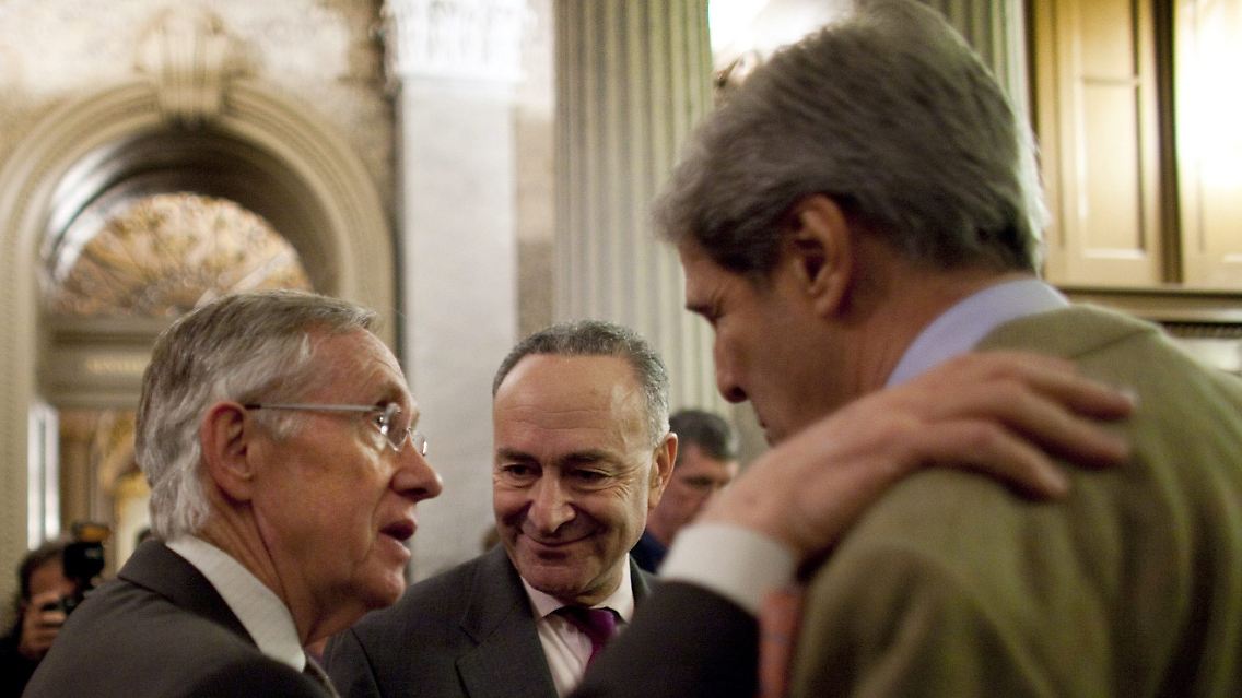 Die demokratischen Senatoren Harry Reid, Charles Schumer und John Kerry (v.l.n.r.) gratulieren sich nach dem Votum.