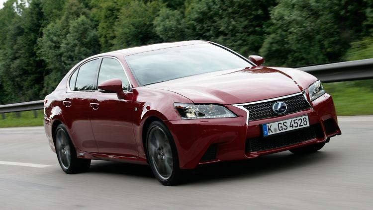 Der GS 450h kommt mit 6-Zylinder-Verrbenner und E-Motor auf zusammen 345 PS.