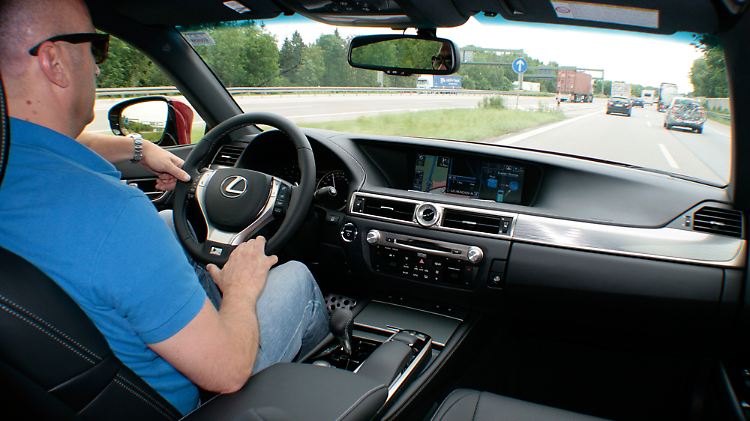 Das große LCD-Display liegt blendfrei verstaut tief im Armaturenbrett.