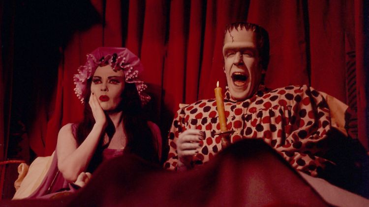 "The Munsters" in ihrer Originalbesetzung mit Fred Gwynne als Frankensteins Monster und Yvonne De Carlo als dessen Gattin.