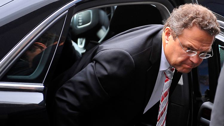 Alle Bedenken sind vergessen: Innenminister Hans-Peter Friedrich plant schon fürs Halbfinale.
