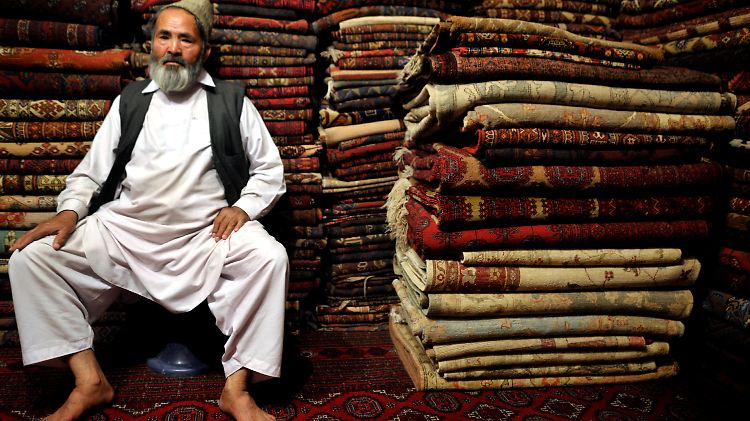 Teppichhändler in Kabul. Vor Ort gibt es tolle handgeknüpfte Teppiche zu günstigen Preisen.