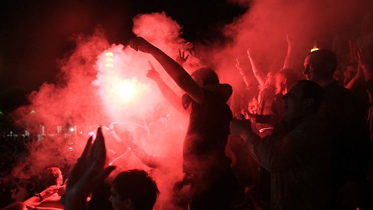 Russische Fans zündeten Feuerwerkskörper.