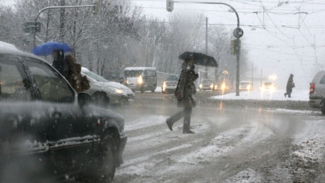 Schnee und Regen machen die Straßen weiter gefährlich.