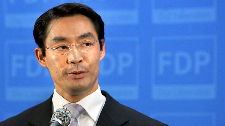 Wirtschaftsminister Rösler will die Stromnetze zügig ausbauen und dabei Ausnahmen beim Naturschutz machen.