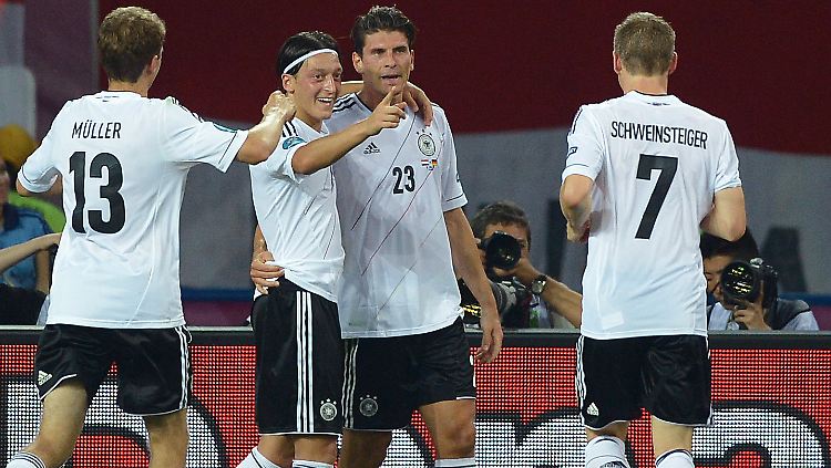 Das Doppelpack von Mario Gomez öffnet der DFB-Elf die Tür ins Viertelfinale der Euro 2012.