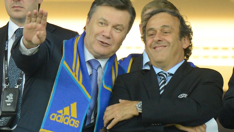 Viktor Janukowitsch, der Präsident der Ukraine, ist international isoliert. Uefa-Präsident Platini stört's nicht.