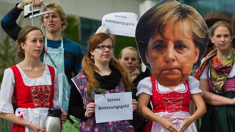 Die Botschaft sollte klar sein. Bürger demonstrieren im Dirndl und mit Bügeleisen vor dem Kanzleramt.