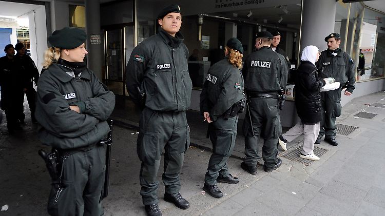 Erst Mitte Juni sperren Polizisten die Zufahrt zur "Millatu Ibrahim Moschee" in Solingen.