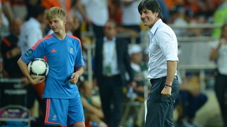 Eine ganz besondere Beziehung - Löw und der Balljunge.