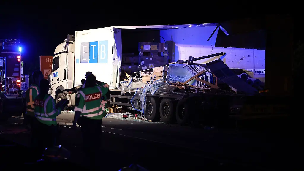 Warum-es-zu-dem-Zusammenstoss-auf-der-Gegenfahrbahn-kam-ist-bislang-unklar