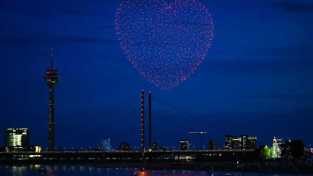 Drohnenshow-und-anschliessendes-Feuerwerk-bilden-den-Hoehepunkt-der-Rheinkirmes-am-Freitagabend-ab-22-15-Uhr-in-Duesseldorf