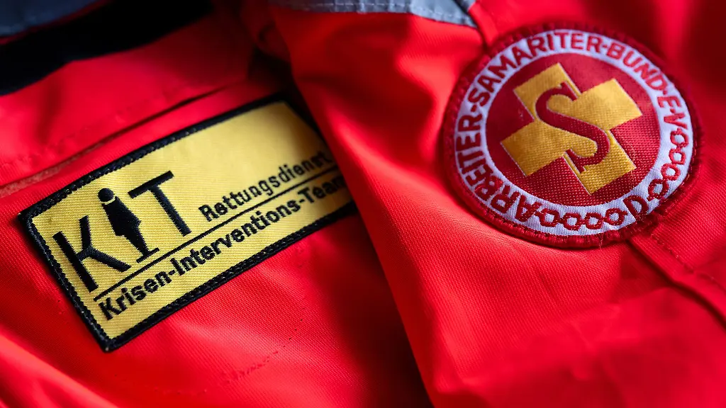 Der-Lastwagenfahrer-sowie-weitere-unbeteiligte-Zeugen-werden-vom-Kriseninterventionsteam-betreut