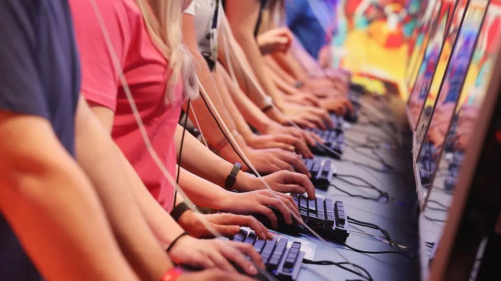 Es-darf-gezockt-werden-Gamescom-Besucher-probieren-neue-Spiele-aus