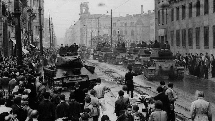 Sowjetische Panzer am 17. Juni 1953 in der Leipziger Straße in Ostberlin.