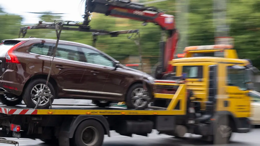 In-Hamburg-wurden-in-diesem-Jahr-mehr-falsch-geparkte-Fahrzeuge-abgeschleppt-als-im-Vorjahr