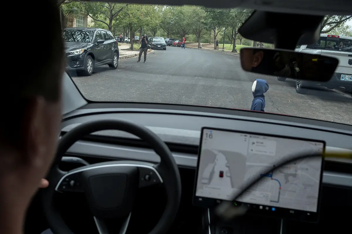 2025-06-12T194708Z-3867078-RC201FA6FU2V-RTRMADP-3-TESLA-ROBOTAXI-TEXAS