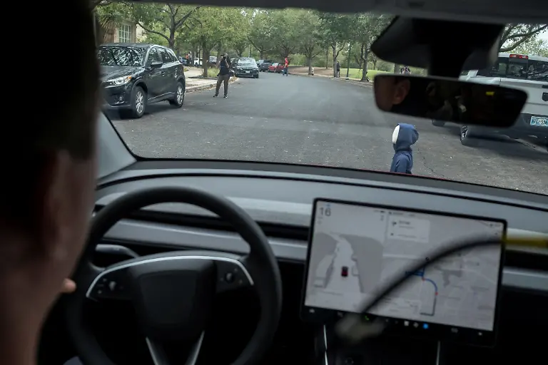 2025-06-12T194708Z-3867078-RC201FA6FU2V-RTRMADP-3-TESLA-ROBOTAXI-TEXAS