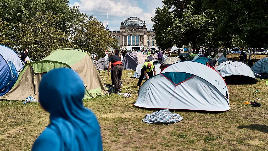 Das-Camp-musste-am-Montag-auf-Anordnung-der-Polizei-umziehen