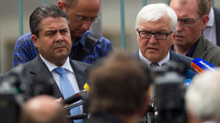 Sigmar Gabriel und Frank-Walter Steinmeier nach dem Treffen der Partei- und Fraktionschefs im Kanzleramt.