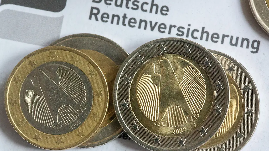Es-gibt-weniger-Altersrente-fuer-Maenner-die-2024-neu-in-den-Ruhestand-gegangen-sind-aber-dafuer-mehr-Geld-fuer-Frauen