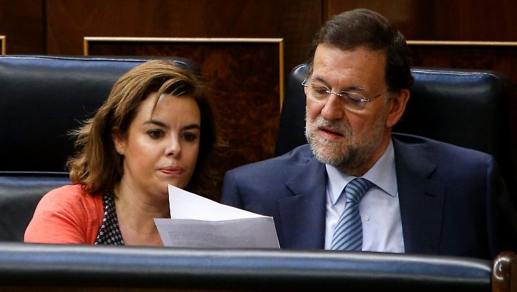 In Madrid wird derzeit intensiv gerechnet: Mariano Rajoy mit seiner Stellvertreterin Soraya Saenz de Santamaria.