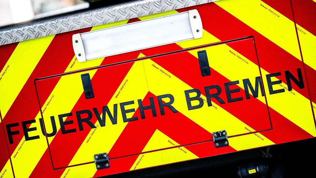 Ein-Mensch-wird-von-der-Feuerwehr-in-Bremen-aus-einem-brennenden-Haus-gerettet