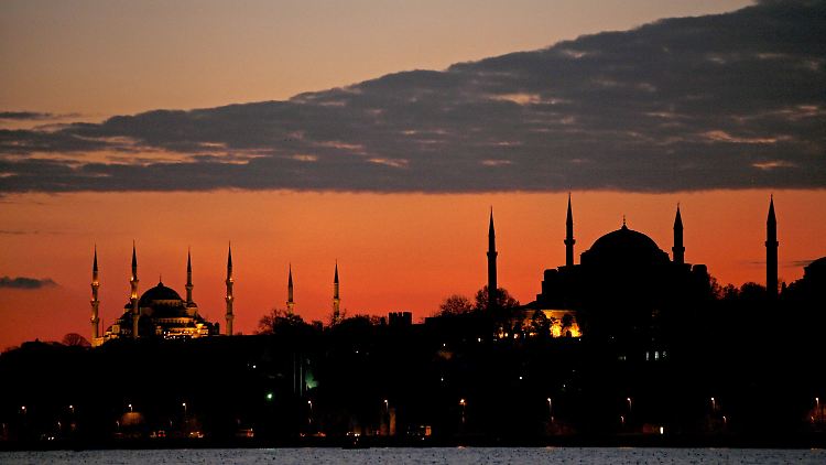 Eine Touristen-Attraktion Istanbuls ist das Hagia Sophia-Museum und die Blaue Moschee, hier ganz in Rot getaucht.